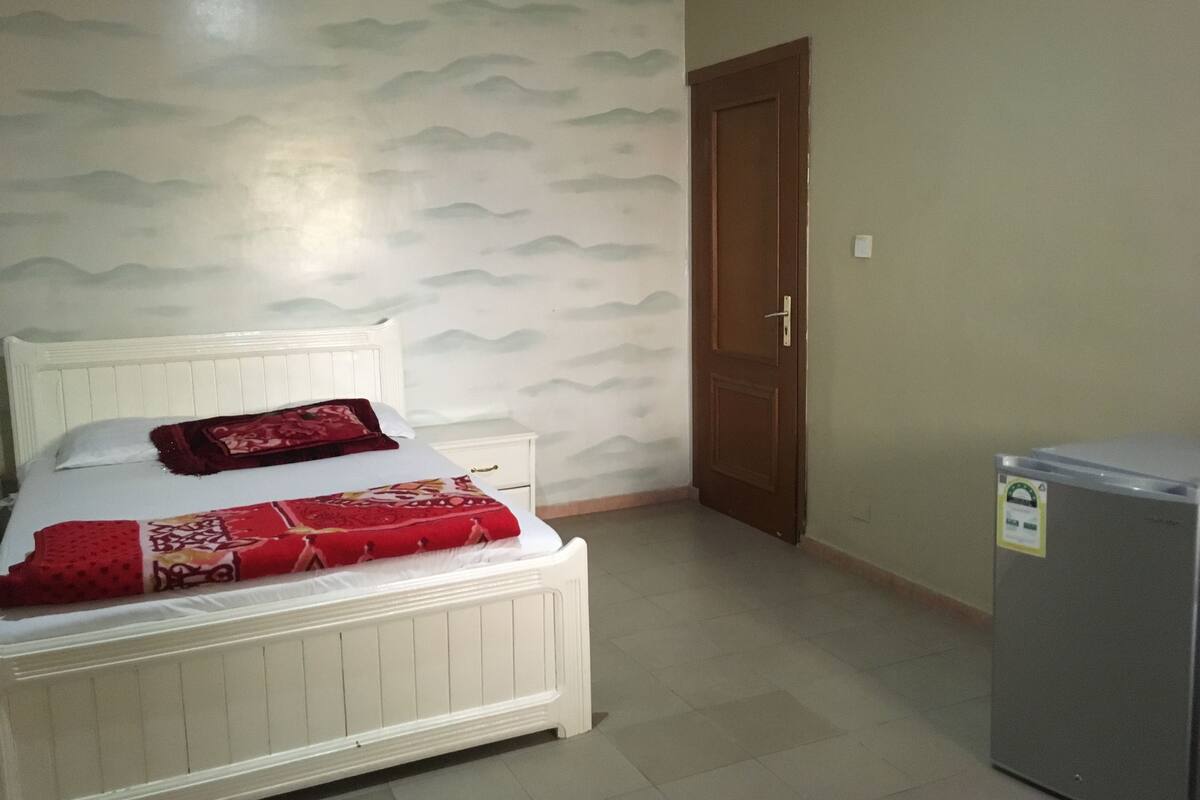 5 bedrooms, desk, laptop workspace, WiFi (free)
