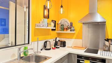 Een koelkast, een microgolfoven, een oven, een kookplaat