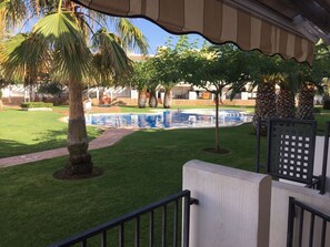 Una piscina al aire libre