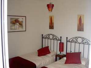 2 dormitorios, tabla de planchar con plancha, wifi gratis y ropa de cama