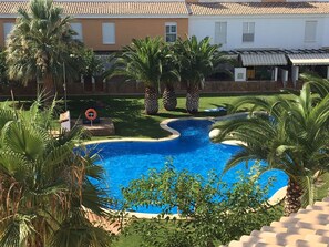 Una piscina al aire libre