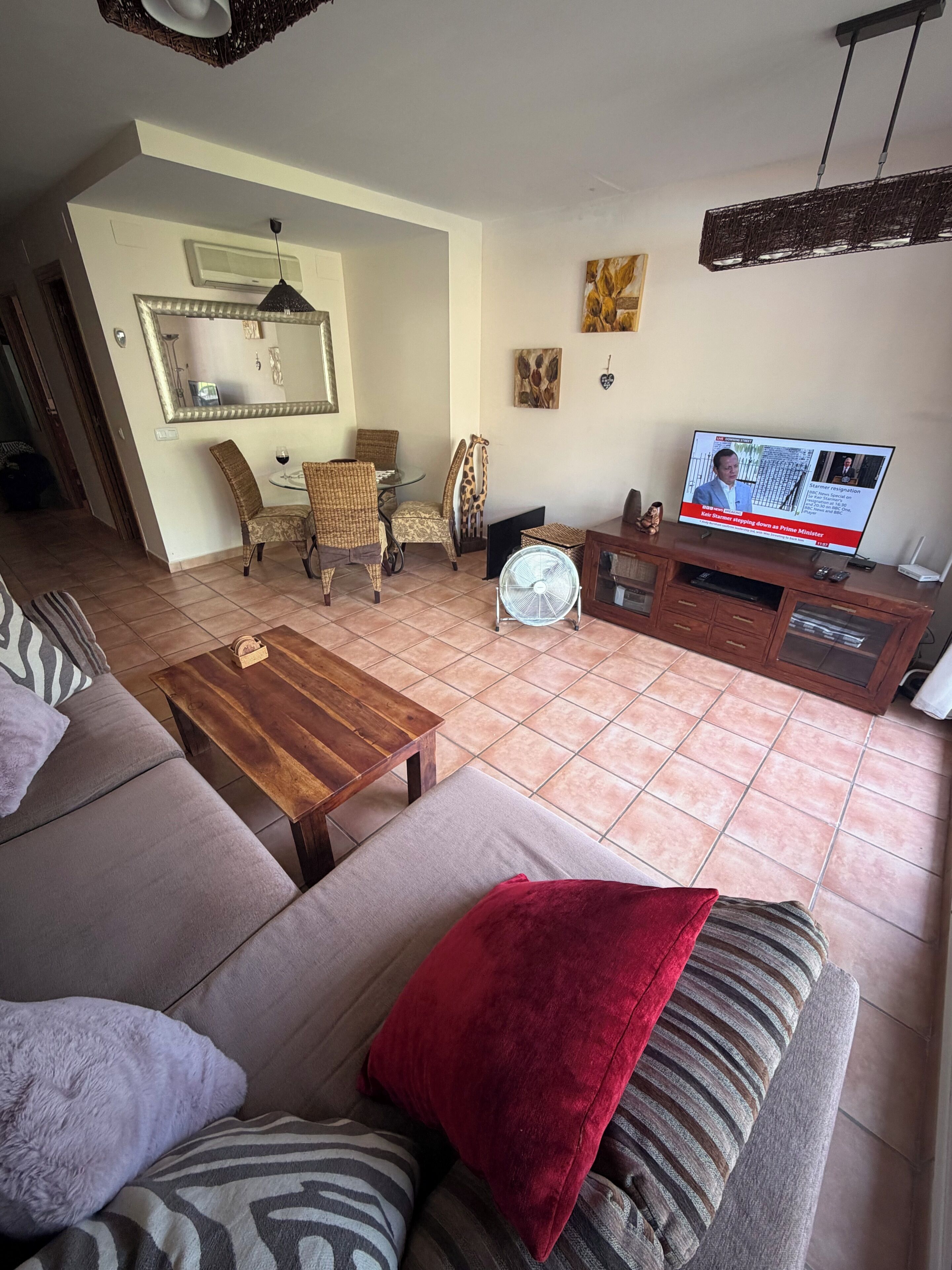 Een smart-tv, een dvd-speler, boeken en een stereo