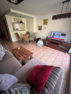 Una Smart TV, un reproductor de DVD, libros, un reproductor estéreo