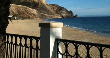 Townhouse with Sea Views and Beach 3 mins walk. Free Wi-Fi, Garden & BBQ