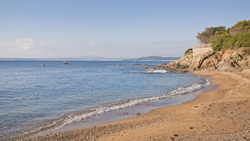 Vlak bij het strand, ligstoelen