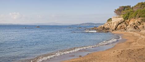 Plage à proximité, chaise longue