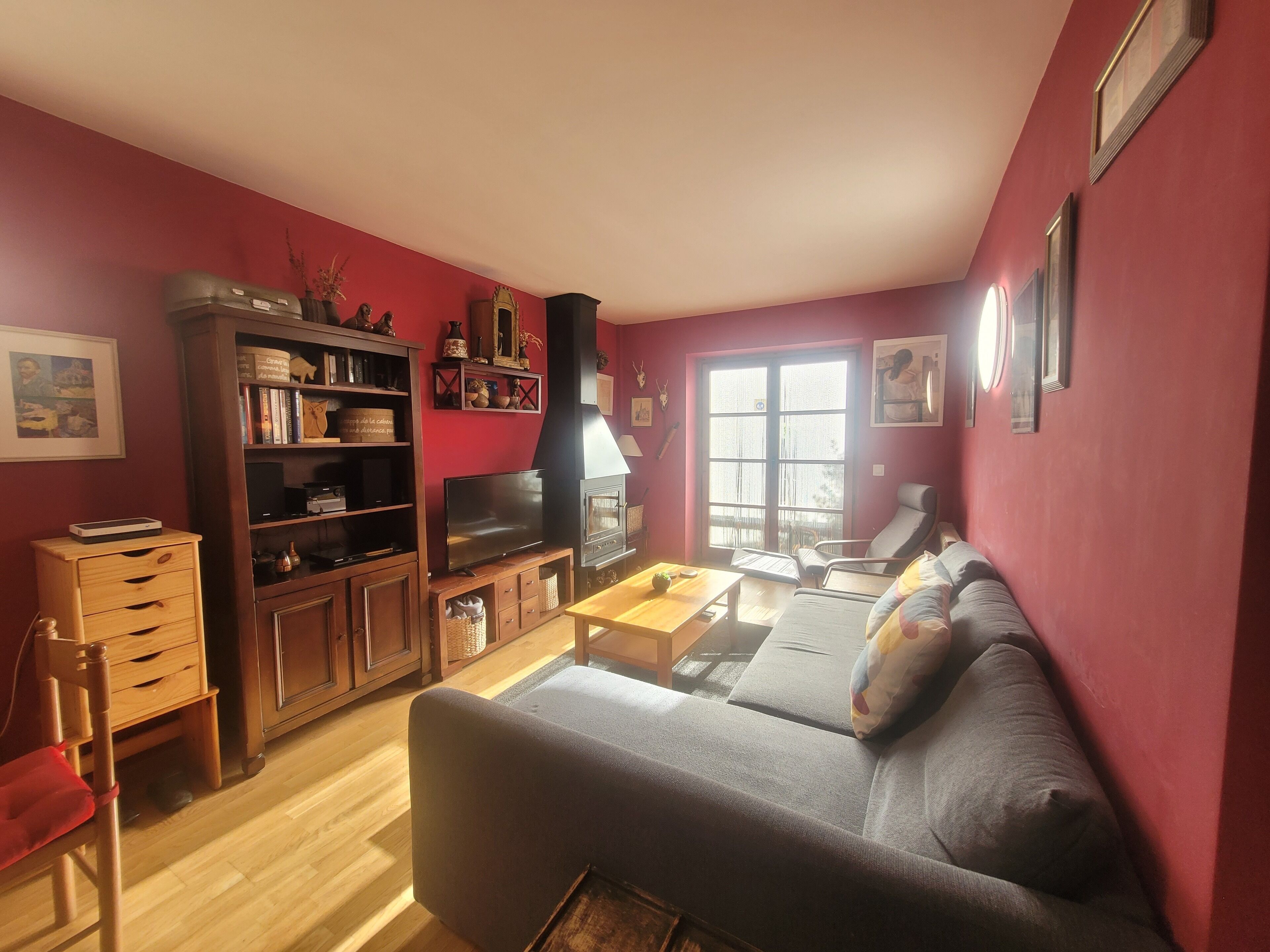 Télévision, cheminée, lecteur de DVD, vidéothèque