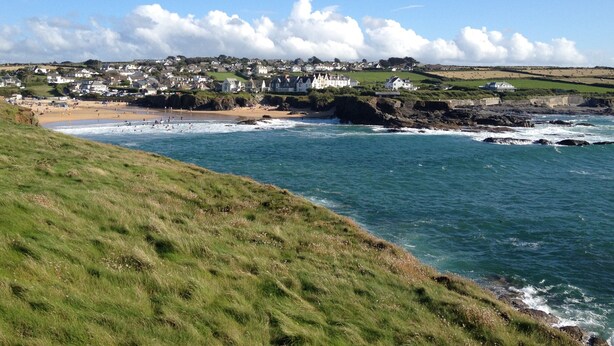 A coastal town with houses along the beach and rocky coastline. - Hill Rise Cottage in beautiful Trevone Bay, near Padstow, North Cornwall (Trevone, Padstow)