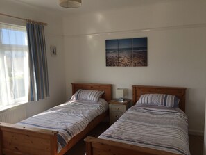 3 bedrooms, iron/ironing board, travel crib, free WiFi - Hill Rise - Cottage In beautiful Trevone Bay, Near Padstow, North Cornwall (Trevone, Padstow)