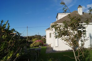 Outdoor dining - Hill Rise - Cottage In beautiful Trevone Bay, Near Padstow, North Cornwall (Trevone, Padstow)