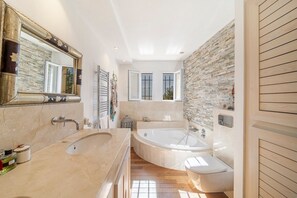 Ensemble douche/baignoire, sèche-cheveux, serviettes fournies, savon