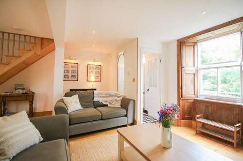 Creekside - sleeps 6 guests  in 3 bedrooms