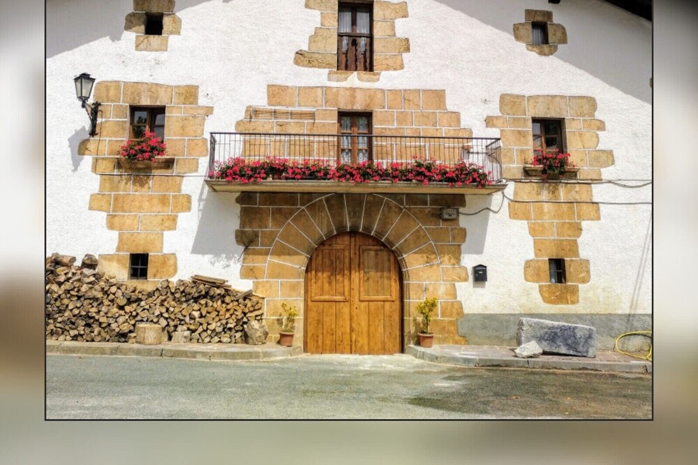Rural house of complete rent, with capacity of 14 +2 people.