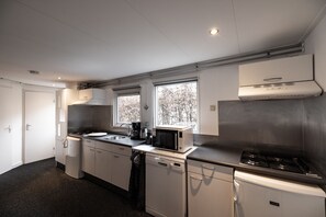 Kylskåp, mikrovågsugn, spishäll och diskmaskin