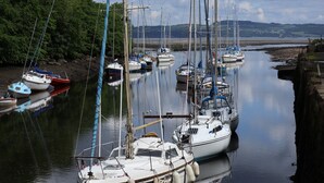 A marina with multiple sailboats docked. - Spacious and luxurious, Barnton - Cramond, Edinburgh - near golf, city, sea  (Edinburgh)