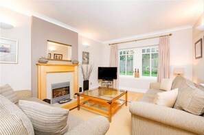 TV, fireplace, DVD player - Spacious and luxurious, Barnton - Cramond, Edinburgh - near golf, city, sea  (Edinburgh)
