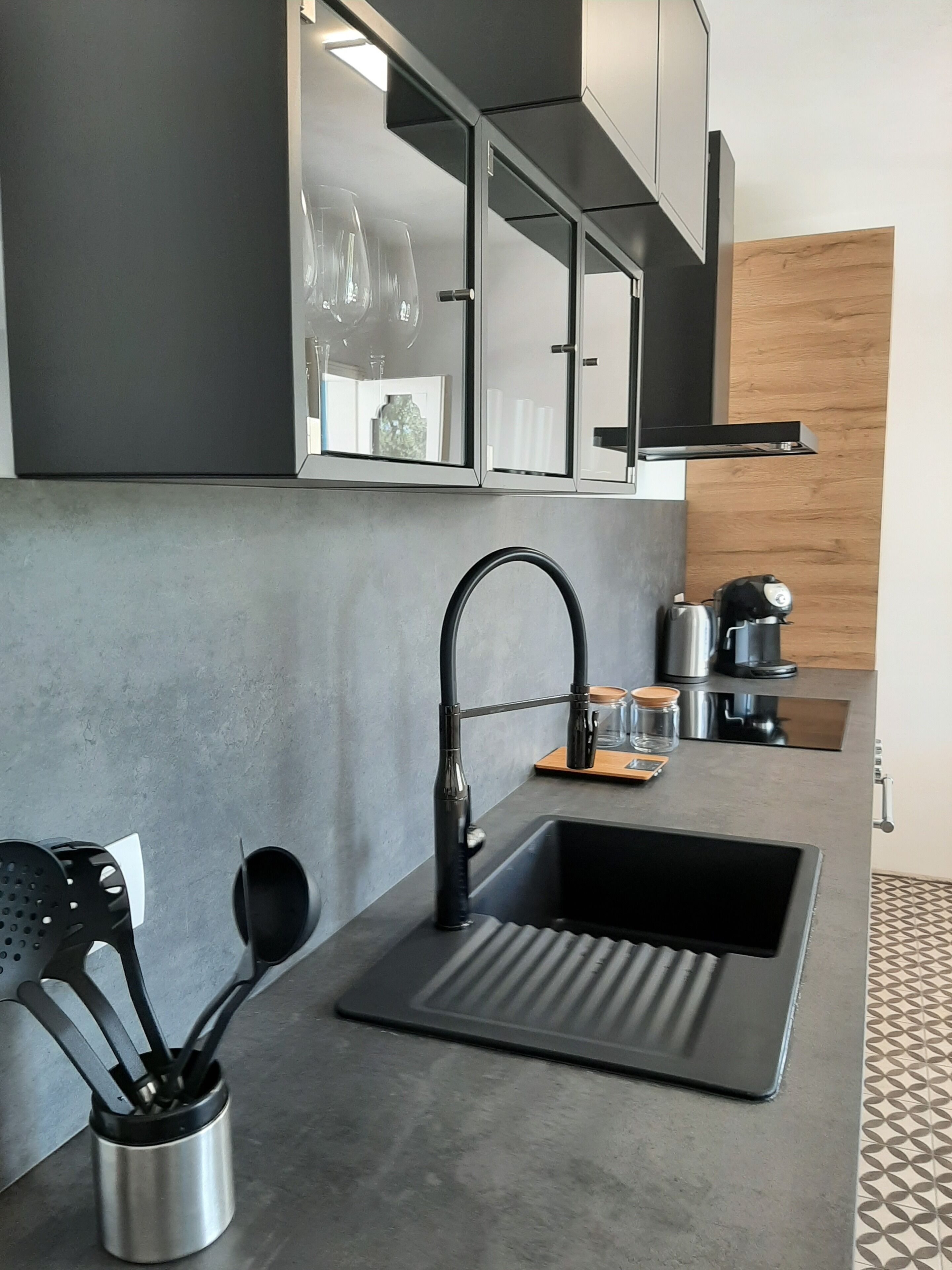 Kylskåp, mikrovågsugn, ugn och spishäll