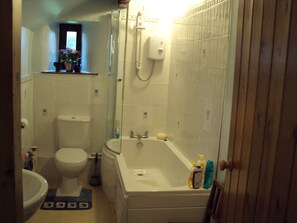Combined shower/bathtub, hair dryer, towels, soap - Lovely limestone cottage in the heart of the Peak District. (Aldwark)