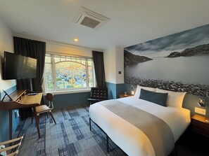 Deluxe Room, 1 Queen Bed, Non Smoking, Park View (Park View) | Hypo-allergenic bedding, down duvets, pillow-top beds, in-room safe - Artisan Suites on Bowen (Bowen Island)