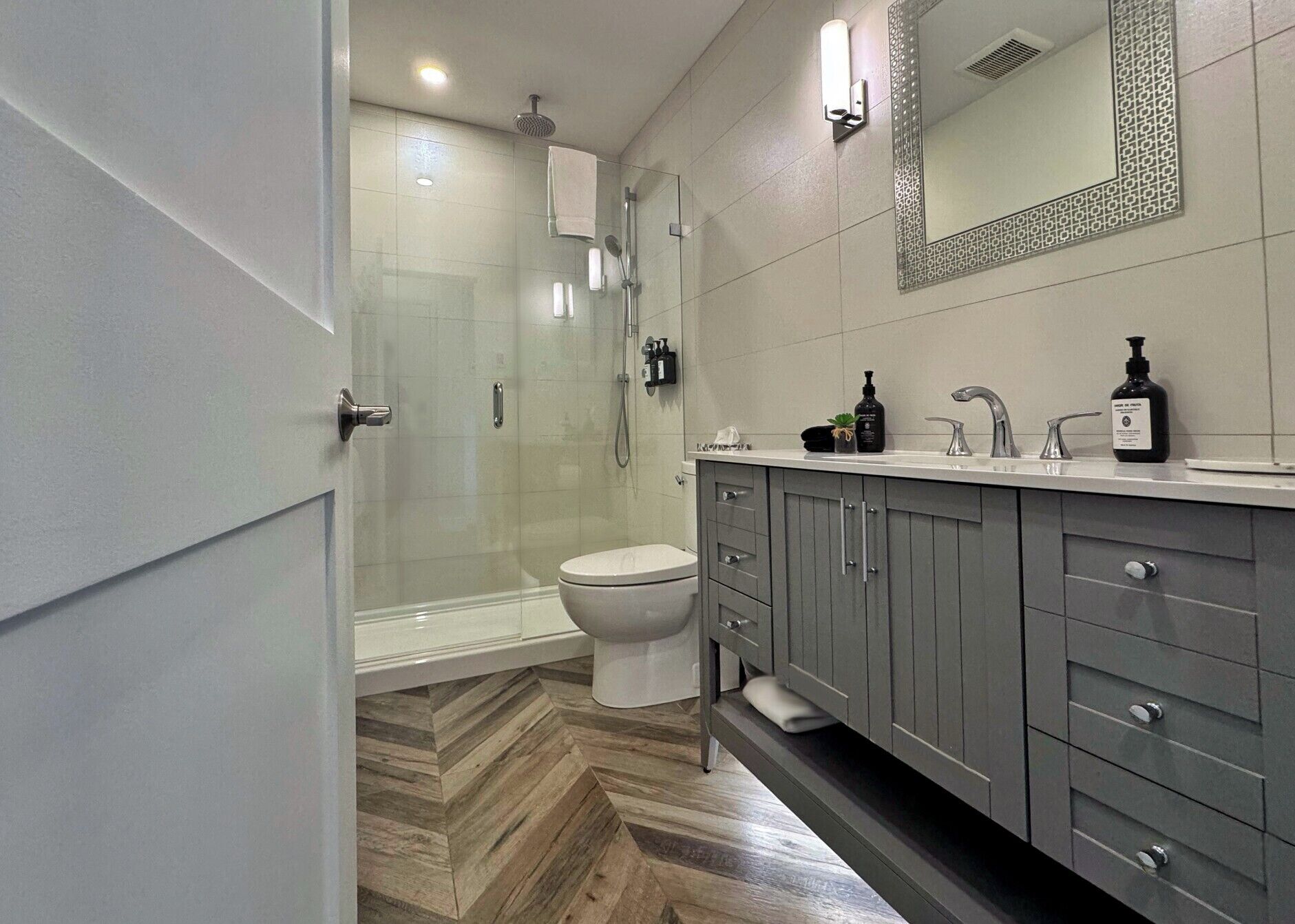 deluxe room, 1 king bed with sofa bed, non smoking, ocean view (cape suite) | bathroom | designer toiletries, hair dryer, towels