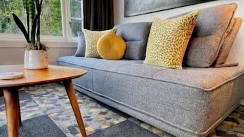 Chambre Deluxe, 1 très grand lit et 1 canapé-lit, non-fumeur, vue sur l’océan (Cape Suite) | Aire de séjour | Téléviseur connecté, Netflix, films payants