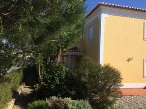 Property grounds - Villa with private pool, free WIFI and countryside views (Nadadouro)