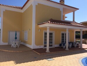 Outdoor dining - Villa with private pool, free WIFI and countryside views (Nadadouro)
