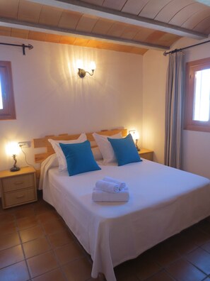 1 soveværelse, pengeskab på værelset, strygejern/strygebræt