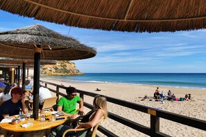 Una playa cerca, toallas de playa
