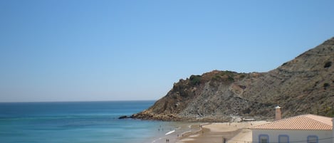 Playa en los alrededores y toallas de playa