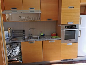 Een koelkast, een magnetron, een oven, een kookplaat