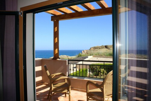 Fabulous end house has Sea View, full A/C, own pool, walk to Burgau Beach