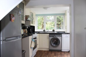 Geladeira, micro-ondas, fogão, lava-louças