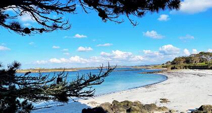 Wooden house overlooking the sea at 180 °