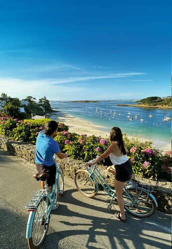 Wooden house overlooking the sea at 180 °