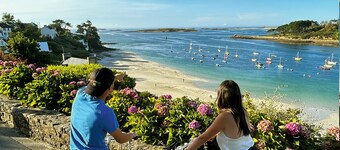Wooden house overlooking the sea at 180 °.