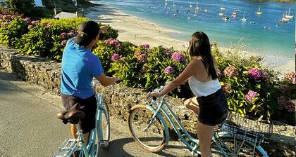 Wooden house overlooking the sea at 180 °.