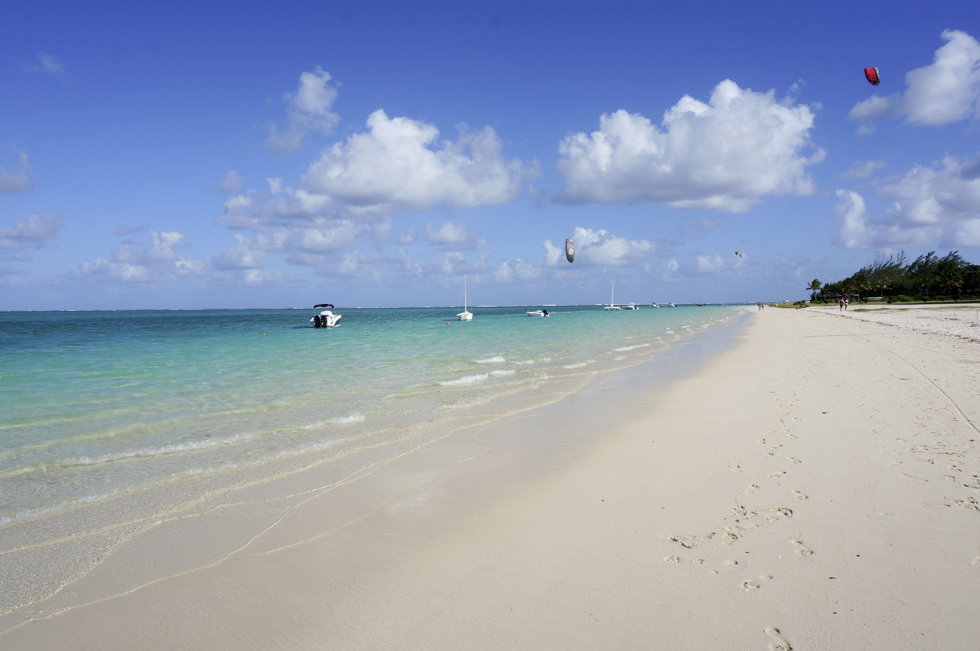En la playa, camastros y toallas de playa 