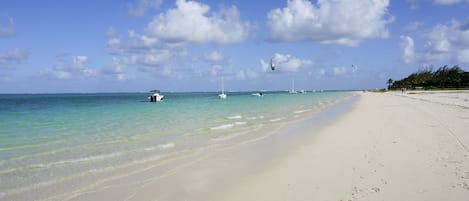 在海滩、沙滩椅、沙滩毛巾