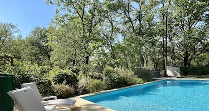 Encantadora casa de campo en un entorno de bosque sereno, aire acondicionado, wifi