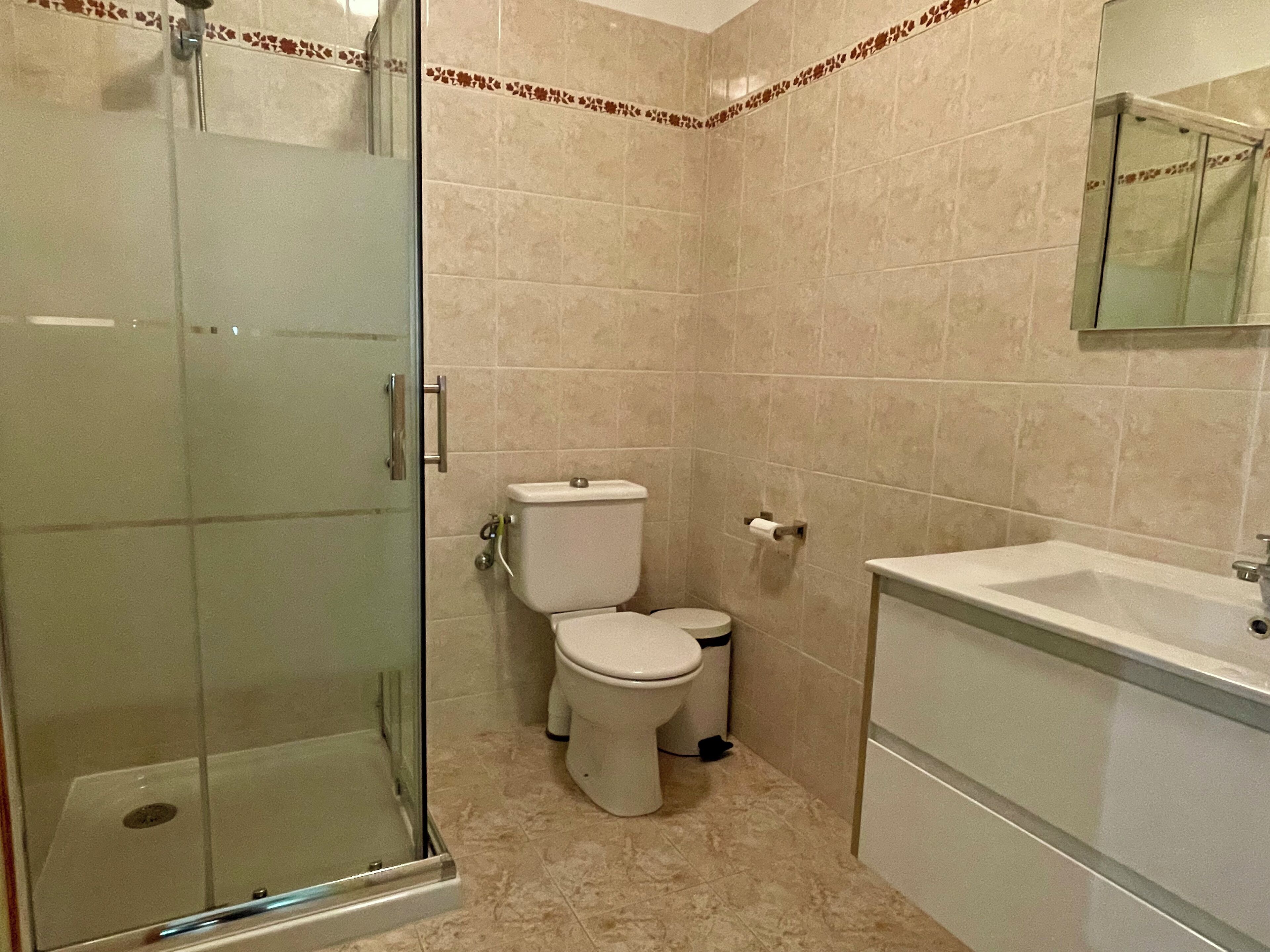 Een douche, een haardroger, handdoeken, zeep