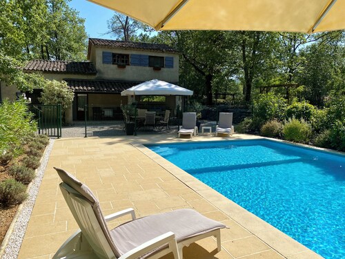 Charmant chalet dans un cadre boisé serein, climatisation, wifi