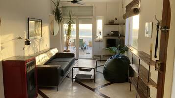 Una televisión, una chimenea