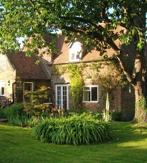 Exterior - Quaint Village Location With Beautiful English Cottage Garden (Deal)