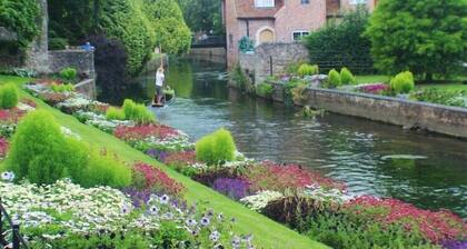 Malerische Dorflage mit wunderschönem englischen Bauerngarten