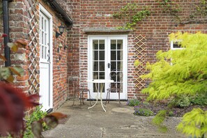 Outdoor dining - Quaint Village Location With Beautiful English Cottage Garden (Deal)