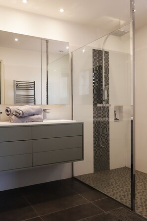 Douche, serviettes fournies