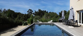 Contemporary villa classified 4 * with private swimming pool