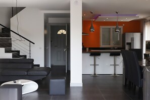 TV, bordtennis og stereoanlegg