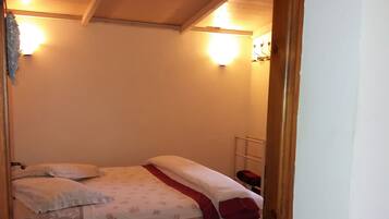3 bedrooms, in-room safe, WiFi, bed sheets